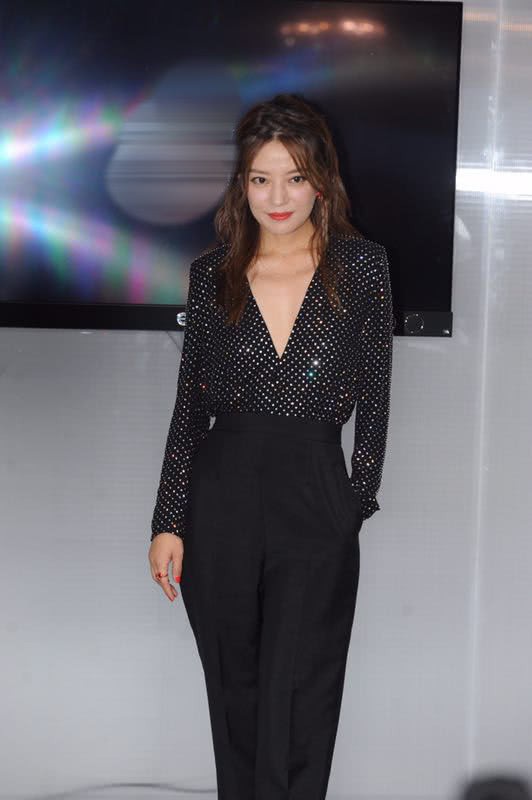  Triệu Vy tham dự sự kiện tại Thượng Hải, Trung Quốc, tối 17/8. Ngôi sao nổi tiếng chọn một bộ trang phục vừa nữ tính vừa thanh lịch. Dáng vóc nhỏ nhắn của cô được bộ đồ tôn lên rất nhiều. 