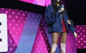 Người mẫu bạch biến khoe chân dài gợi cảm