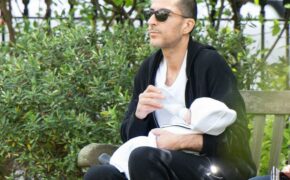 Chồng tỷ phú của Janet Jackson cho con bú bình ngoài công viên