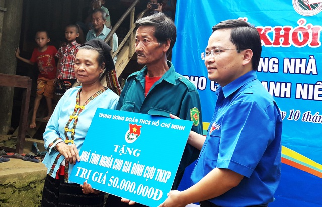 Bí thư TƯ Đoàn Nguyễn Anh Tuấn trao biểu trưng ngôi nhà cho vợ chồng cựu TNXP Hà Hoàng Kim