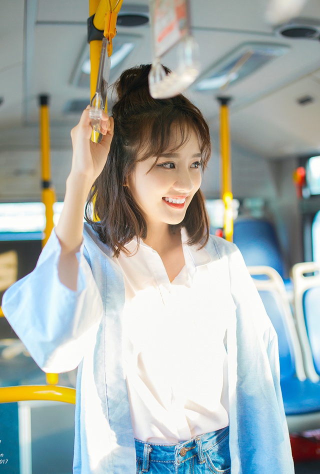 Vy chia sẻ: Bộ ảnh xe buýt được em và Nguyễn Nhi lên ý tưởng khá lâu nhưng gần đây mới thực hiện được, vì phải tìm hiểu về tuyến đường xe chạy thời gian xe dừng. Vì không thể chụp trong lúc xe chạy, sẽ rất khó để bắt khoảnh khắc cũng như canh ánh sáng...