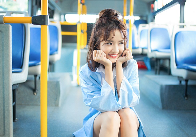 Nhờ những hình ảnh này được lan toả, Thanh Vy có thêm biệt danh thiên thần xe buýt. Dưới đây là trọn bộ ảnh mà Thanh Vy đã thực hiện với nhiếp ảnh Nguyễn Nhi đang được cộng đồng mạng quan tâm.