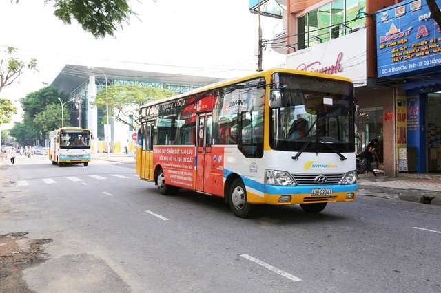 16 xe buýt gắn nhãn thông điệp truyền thông màu cam phòng chống bạo lực đối với phụ nữ và trẻ em gái đã diễu hành trên các tuyến đường chính của thành phố Đà Nẵng