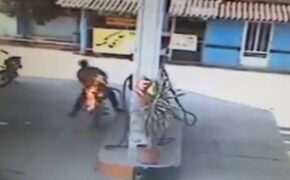 Phải làm gì khi người đổ xăng bị lửa bắt vào quần?