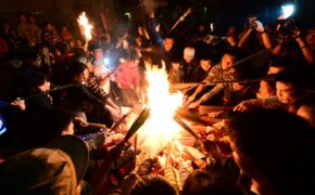 Hà Nội: Dân làng chạy thục mạng rước lửa may mắn về nhà