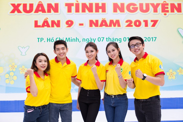 MC Quang Bảo (ngoài cùng bên phải) cùng các nghệ sĩ tham gia chương trình.