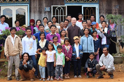 Ya Suy tranh thủ về thăm buôn làng trong thời gian tham dự cuộc thi