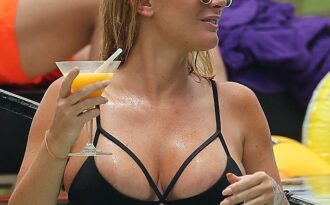 Kiều nữ Úc hút mắt tại bể bơi