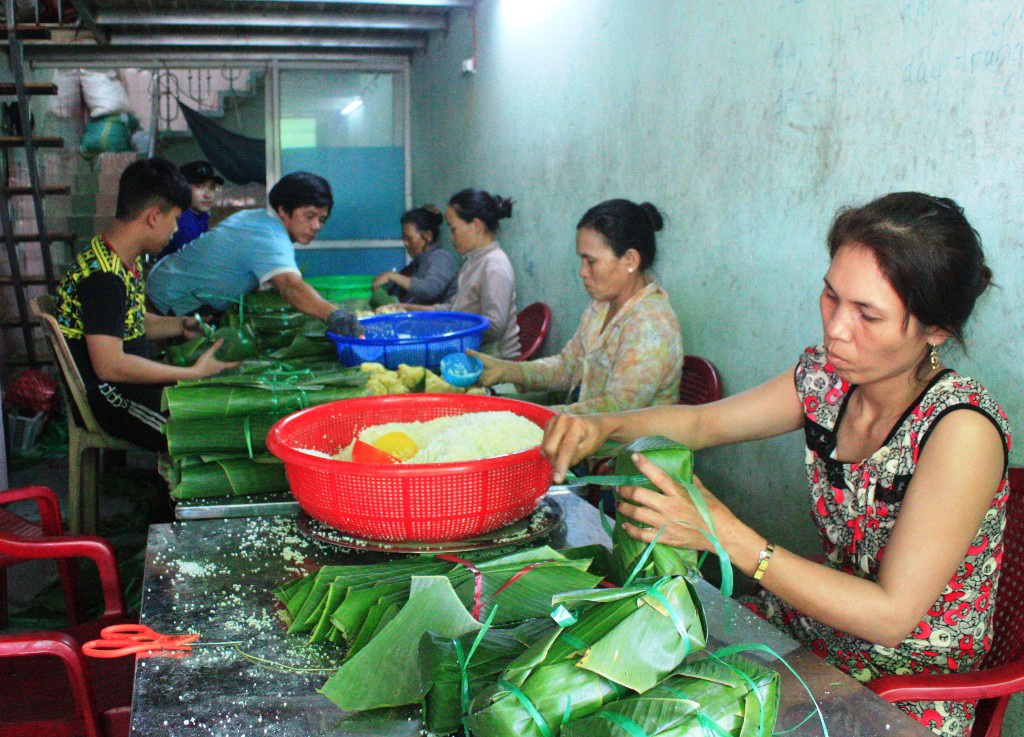 Xóm bánh chưng, bánh tét (khu vực 9, phường Lê Hồng Phong, TP Quy Nhơn) tất bật ngày Tết