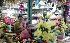 Thu tiền triệu từ làm hoa voan dịp Tết