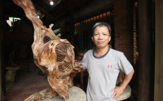 Nghệ nhân đau đáu với việc “giữ hồn” nghề mộc ở làng nghề trăm năm tuổi