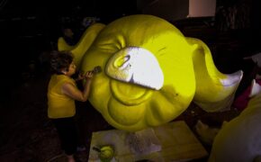 “Đột nhập” xưởng chế tác linh vật cho Đường hoa Nguyễn Huệ Tết Kỷ Hợi 2019