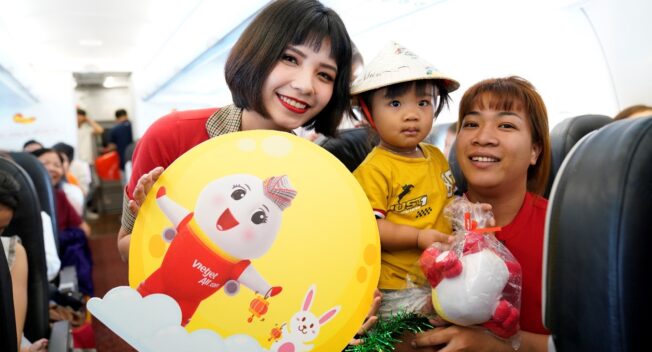 Trung thu rộn ràng trên độ cao 10.000 mét cùng các bạn nhỏ