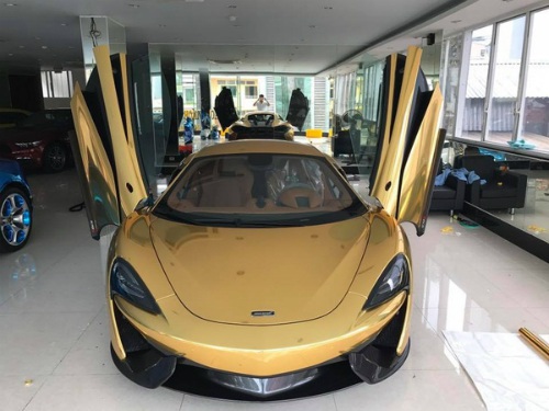 McLaren 570S Coupe đã được dán crom vàng.