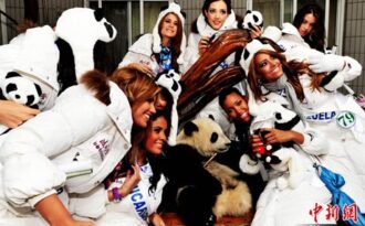 Người đẹp Hoa hậu quốc tế diện đồng phục áo trắng