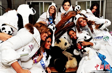 Người đẹp Hoa hậu quốc tế diện đồng phục áo trắng