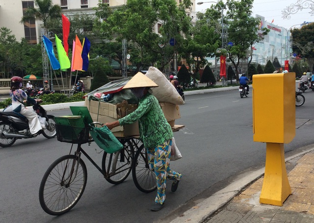 Năm nay cánh ve chai không chỉ đội nắng mà có khi còn dầm mưa... nên công việc càng vất vả hơn