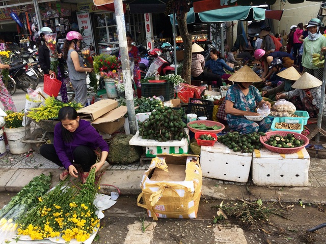 Một khu chợ quê ở huyện Phong Điền bán đủ các loại trái cây phục vụ ngày tết Đoan Ngọ