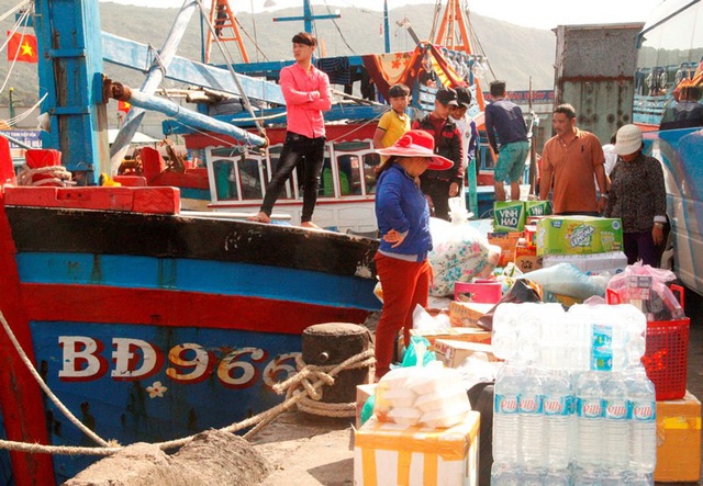 Ngư dân chuẩn bị lương thực, bánh trái, bia, nước ngọt... sẵn sàng vươn khơi đón Tết trên biển.