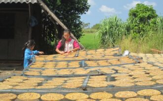 Làng ép chuối khô hối hả vào Xuân