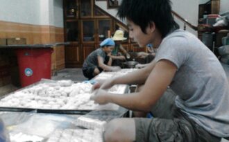 Làng bánh khô mè Cẩm Lệ vào mùa Tết