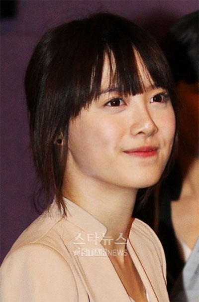 Lee Da Hae, Goo Hye Sun thăm hỏi người dân đảo Yeonpyeong - 4