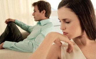 Vợ lao đầu vào tường vì không được về nhà mẹ ăn Tết