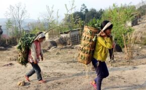 Kỳ lạ nơi con dâu không được ngồi cùng mâm, đi cùng xe với bố chồng