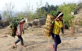 Kỳ lạ nơi con dâu không được ngồi cùng mâm, đi cùng xe với bố chồng