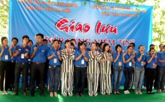 120 thủ khoa giao lưu với các phạm nhân Trại tạm giam số 1