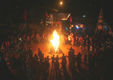 200 teen Huế lần đầu tiên nhảy flashmob chào mừng Festival