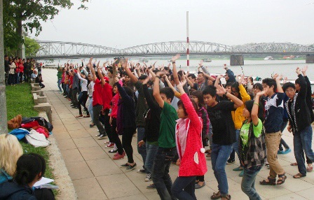 200 teen Huế lần đầu tiên nhảy flashmob chào mừng Festival