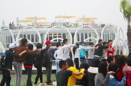 200 teen Huế lần đầu tiên nhảy flashmob chào mừng Festival