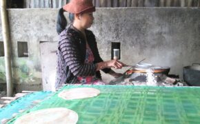 Làng bánh tráng Phú Chiêm mướt mồ hôi đua với Tết