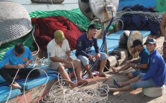 Nỗi niềm ngư dân xa vợ, con đón Tết trên biển