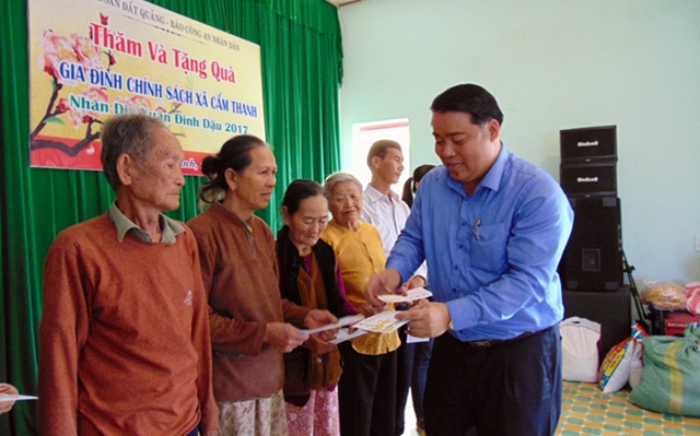 Ông Nguyễn Viết Dũng - Chủ tịch HĐQT Công ty CP Tập đoàn Đất Quảng - trao quà cho bà con xã Cẩm Thanh.