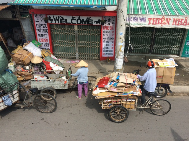 Ngoài vỏ bia thì giấy vụn cũng là món hàng cánh ve chai thu mua nhiều nhất