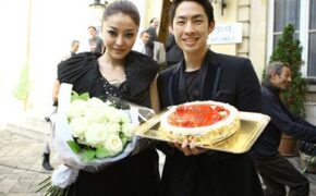 Ngô Kiến Hào tặng bồ Quách Phú Thành hoa hồng