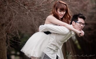 Đi giữa mùa yêu