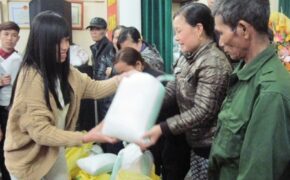 Người dân làng chài vui đón Tết sớm