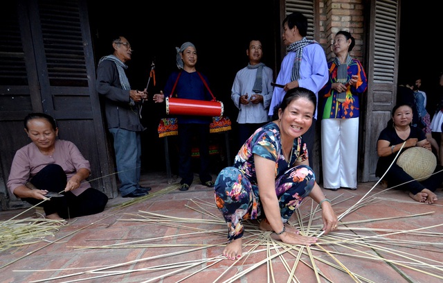 Nghệ thuật hát Sắc bùa là món ăn tinh thần không thể thiếu trong đời sống của bà con nông dân.