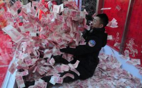 Muôn kiểu thưởng tết độc lạ của Trung Quốc