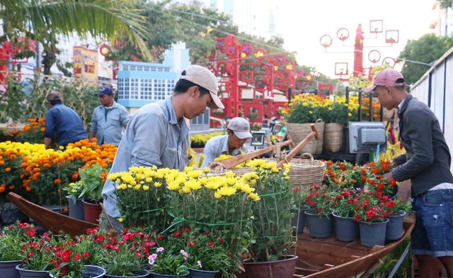 Hiện các nghệ nhân và  công nhân đang gấp rút hoàn thành các công đoạn cuối cùng