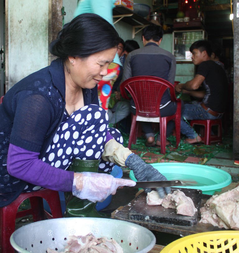 Thịt heo lựa loại thịt ngon để làm nhân gói bánh