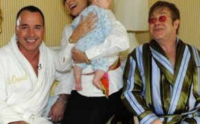 “Con tôi uống sữa mẹ gửi chuyển phát nhanh”