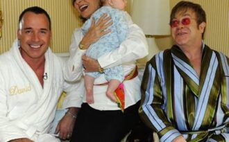 “Con tôi uống sữa mẹ gửi chuyển phát nhanh”