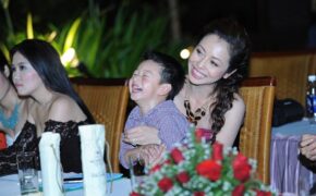 Con trai Jennifer Phạm đi chấm thi người đẹp cùng mẹ