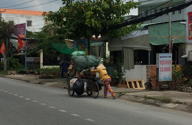 Chị Mai vội vã đẩy xe về để bán và tiếp tục đi thu mua tiếp