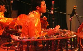 Ngỡ ngàng trước dàn nhạc cụ lạ “không đụng hàng” của nghệ nhân Khmer