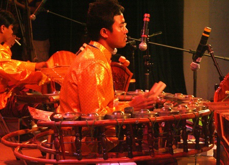 Ngỡ ngàng trước dàn nhạc cụ lạ “không đụng hàng” của nghệ nhân Khmer